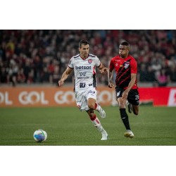 Athletico perde para o Vitória dentro da Ligga Arena e se complica no Brasileirão Série A